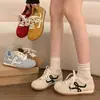 Novos tênis de treino alemães de sola grossa, originais, nicho chinês, femininos, novidade outono 2026, sapatos brancos versáteis, sapatos casuais da moda