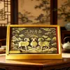 Ornamento de Porta-Retrato Novo Preto e Dourado 2026, Arte em Relevo de Bronze Cultural e Criativa Estilo Chinês, Exibição de Mesa Criativa em Relevo, Presente Corporativo de Luxo para o Ano do Cavalo