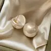 Brincos de Tarraxa Redondos de Pérola Branca Japoneses e Coreanos para Mulheres 2026 Novo Modelo Popular Argola de Prata de Lei S925 Brincos de Luxo Leve Elegantes