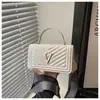 Bolso de gran capacidad moderno para el trabajo, decoración de letras en relieve 2026, elegante bolso bandolera con correa ancha