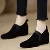 Sapatos Femininos Aumentadores de Altura Interna Feitos à Mão 2025 Outono Novos Sapatos de Salto Plataforma Confortáveis Couro Nobuck Slip-On Sapatos Pretos para o Dia a Dia