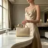 Bolsa de Noite Socialite Europeia e Americana Ramo de Rosa Criativo Alça Dourada Bolsa Quadrada de Cor Sólida Bolsa Formal para Noiva e Madrinhas