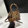 Bolsa de Concha Transfronteiriça 2026 Novo Modelo Bolsa de Mão com Corrente Bolsa de Ombro de Alta Qualidade Estampa de Leopardo Retrô Bolsa Transversal da Moda Tendência