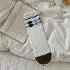 Calcetines de estilo universitario color caramelo marrón con bloques de color y estampado de rombos estilo coreano, nueva colección de otoño, calcetines hasta la pantorrilla con estampado floral, calcetines de algodón holgados
