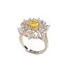 Anillo de Flor Seis Pétalos Retro Amarillo Diamante Imitación Moissanita Popular en Transmisión en Vivo de Douyin Tendencia Lujo Accesible Anillo de Mujer de Gama Alta
