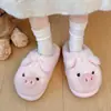 Lindas y divertidas pantuflas de algodón con forma de cerdito para mujer, nuevo estilo otoño e invierno 2026, forradas de felpa, cálidas, cómodas para uso en casa, zapatos peludos sin cordones