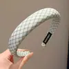 Diadema Ancha de Esponja a Cuadros Azul Claro para Adultos con Frente Alta Versátil para Viajes al Trabajo Antideslizante Presiona el Cabello Temperamento Suave Diadema para Mujeres