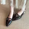 Primer encuentro con el estilo retro-moderno dulce y fresco de Ji Lei, con tirantes finos y zapatos de punta cerrada remachados