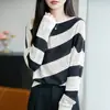 Nuevo diseño estilo coreano de principios de otoño 2026, top de punto casual a rayas con diseño calado de un solo hombro para mujer, top de manga larga de moda