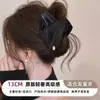 Presilha de cabelo triângulo em tecido para mulheres, com um visual sofisticado, perfeita para criar um coque estiloso na parte de trás da cabeça; uma grande presilha tipo tubarão com aparência delicada, com um laço de borboleta