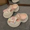 Zapatos de Agujeros con Dibujos de Estrellas Lindos para Mujer Verano 2025 Nuevo Calzado de Exterior Sandalias Tipo Zueco de Suela Gruesa de Doble Uso Modernas