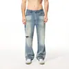 Jeans Vintage Azul Claro de Corte Reto com Bigodes Costurados à Mão e Acabamento Lavado - Coleção Primavera/Verão 2026