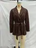 Blazer elegante de camurça sintética marrom escuro de comércio exterior transfronteiriço para mulheres com lapela, abotoamento simples, cinto e design de cintura com laço