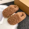 Nuevas pantuflas de peluche rizado 2026 para mujer, adecuadas para usar en exteriores en otoño e invierno, cálidas, con diseño de punta cerrada, forro de algodón y suela plana antideslizante para uso en interiores