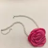 Colar de Pérolas Camélia de Cetim Suave Francês Estilo Retro de Férias Doce Gola Choker de Flor Colar Personalizado de Temperamento