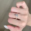 Anillo Imitación Cubo de Azúcar Blanco "Claro y Transparente" para Mujer, Diseño de Nicho, Lujo Ligero, Estilo Exquisito y Fresco