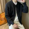Suéter cálido de cuello redondo de moda retro para hombre de otoño e invierno, nuevo cárdigan chaqueta de punto simple casual de alta gama