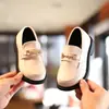 Sapatos Pequenos de Couro para Meninas Primavera e Outono Novo Estilo Coreano Sapatos Loafers Flats Retrô para Crianças Sapatos de Princesa em Couro Envernizado Sapatos de Performance