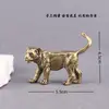 Leona Africana de Latón Puro y Cachorro de León de Cola Larga Vintage Sólido Antiguo Decorativo de Escritorio Mascota de Té Ornamento Artesanal