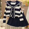 Conjunto Estilo Academia para Meninas 2026 Novidades de Outono Tamanhos Médio e Grande Suéter Listrado com Gola Azul Marinho Saia Plissada Roupa Infantil Conjunto de Duas Peças