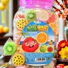 Paletas y Caramelos Duros en Varias Formas de Frutas para que los Niños Compartan Dulces y Den a sus Amigos Regalos Navideños. Puestos en la Puerta de la Escuela