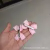 Presilhas de cabelo doces e elegantes para crianças, estudantes e meninas, rosa claro com bordas plissadas e pequenos laços, adequadas para o lado do cabelo e franja