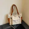 Bolsa de veludo cotelê da moda para mulheres, novo estilo 2026, bolsa tote de grande capacidade, versátil para o dia a dia, pode ser carregada na mão ou usada sob o braço