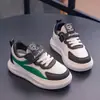 Novos sapatos brancos infantis, sapatos planos antiderrapantes para todas as estações, sapatos com painel de malha para meninos, sapatos casuais versáteis para meninas