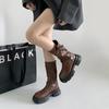 Botas Versáteis Retrô Marrons Estilo Britânico de Solado Grosso para Mulheres 2025 Novo Outono Popular Botas Curtas de Cowboy Ocidental
