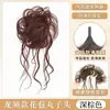 Penteado coque autoportante, volumoso naturalmente, realça o volume do cabelo, discreto, adiciona altura ao topo da cabeça