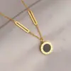 Colar Dupla Face Romana em Aço Titânio Preto e Branco Corrente para Clavícula Feminina Luxo Acessível Celebridade da Internet Design de Nicho Corrente para Suéter de Ponta Acessórios