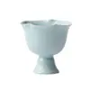 Xícara Mestra de Cerâmica Azul e Branca Estilo Dinastia Tang e Song com Borda em Forma de Flor e Pé Alto, Adequada para Uso Doméstico, Xícara Única para Degustação de Chá, Xícara de Design Simples