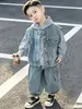 Conjunto de Tres Piezas con Sudadera de Mezclilla para Niños para Primavera y Otoño, Atuendo Cool y Moderno Estilo Coreano para Niños, Ropa Infantil de Comercio Exterior para Niños Pequeños