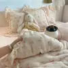 Es esponjoso y muy cálido~ El juego de cama de terciopelo de leche de cuatro piezas está engrosado para el calor del invierno, y la funda de edredón de terciopelo de coral es ropa de cama Clase A