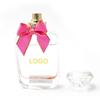 Venta al por mayor de fábrica Hermosa Botella de Vidrio para Perfume de Lazo de 55 ml Transparente Cuadrada Plana Botella con Atomizador para Fragancia con Pegatina