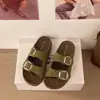 Sandálias femininas estilo Birkenstock com sola grossa e duas tiras, novo modelo de verão 2026 para uso ao ar livre, sandálias de praia macias e versáteis