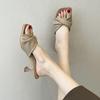 2025 Novo Estilo de Verão Sandálias Simples de Salto Alto, Sapatos de Salto Alto Gatinho, Chinelos de Meia para Uso Externo de Mulheres Francesas
