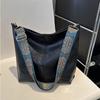 Bolso de Gran Capacidad para Mujer 2024 Primavera y Verano Nuevo Retro Ancho de Hombro Cruzado Textura de Alta Calidad Bolso Balde para Viajes