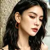 Pendientes de aro de acetato de color ámbar retro a la moda, sencillos y elegantes, versátiles, con un estilo único de 'dinero viejo' y efecto degradado