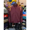 Chaqueta Harrington de estilo americano color burdeos 2026 para hombre, chaqueta corta de otoño de ajuste limpio con cuello alto y hombros caídos