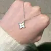 Moda Coreana e Japonesa Colar de Trevo de Quatro Folhas para Mulheres Outono e Inverno 2026 Simples Versátil Pingente de Alto Padrão Corrente para Clavícula Atacado