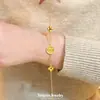 Pulsera con Colgante Redondo de Flor de Cuatro Pétalos con Pedrería Dorada, Best-Seller Transfronterizo para Mujer, Lujo Ligero, Versátil, Joyería de Moda Clásica