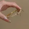 Elegante y exquisito brazalete abierto con tachuelas doradas, moda de lujo ligero, pulsera versátil y elegante para mujer