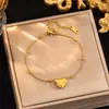 Serie de pulseras de acero de titanio completo para mujer, joyería de mano minimalista y única, accesorio versátil de lujo ligero transfronterizo, mismo estilo que en Xiaohongshu