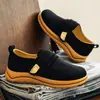Zapatos casuales deportivos de gamuza para hombre 2026 modelo nuevo sin cordones con velcro para hombre punta ancha zapatos de moda zapatos para aumentar la altura de hombre