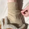Calcetines nuevos para mujer de otoño e invierno, de longitud media hasta la pantorrilla, engrosados para abrigar, hechos de cachemir, adecuados para usar con sandalias Birkenstock, y diseñados como calcetines holgados
