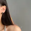 Pendientes Minimalistas Únicos y Sofisticados con un Diseño Sencillo y Versátil que Presentan Letras de Saturno y Formas Redondas