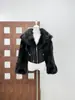 Estilo Nuevo Otoño e Invierno 2025 [Versión Abierta Elisab* Yb1W+] Chaqueta Corta de Piel Ecológica con Ballenas en la Cintura de Nicho