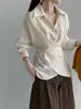 É Isso Mesmo, a Camisa Irregular de Manga Longa Intelectual e Estilosa para Mulheres com um Toque de Luxo, Apresentando um Design Que Contorna a Cintura, Modelo 6265