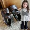 Zapatos pequeños de cuero de color liso para niñas, nuevos zapatos de actuación color vino tinto 2026, zapatos sencillos para niños pequeños, niñas pequeñas y niñas mayores, estilo moderno